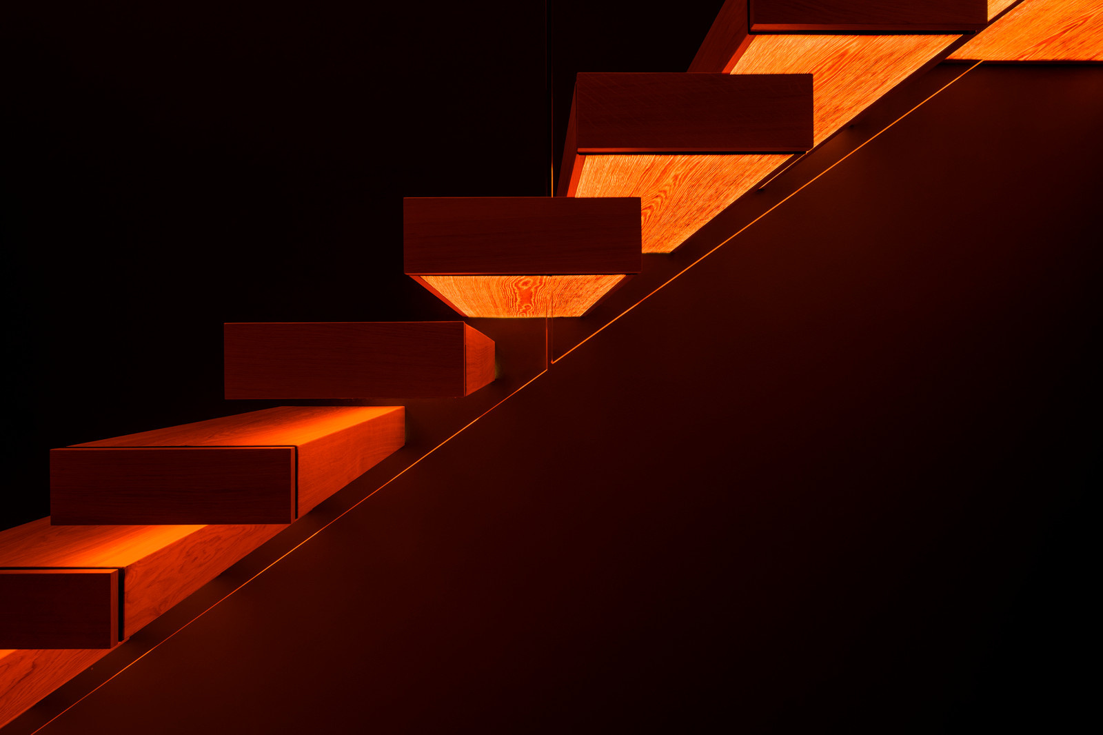 Консольная лестница с инновационной встроенной подсветкой