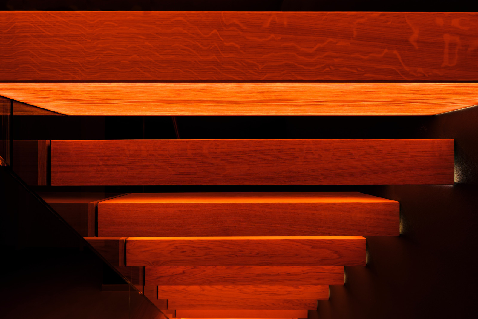 Консольная лестница с инновационной встроенной подсветкой