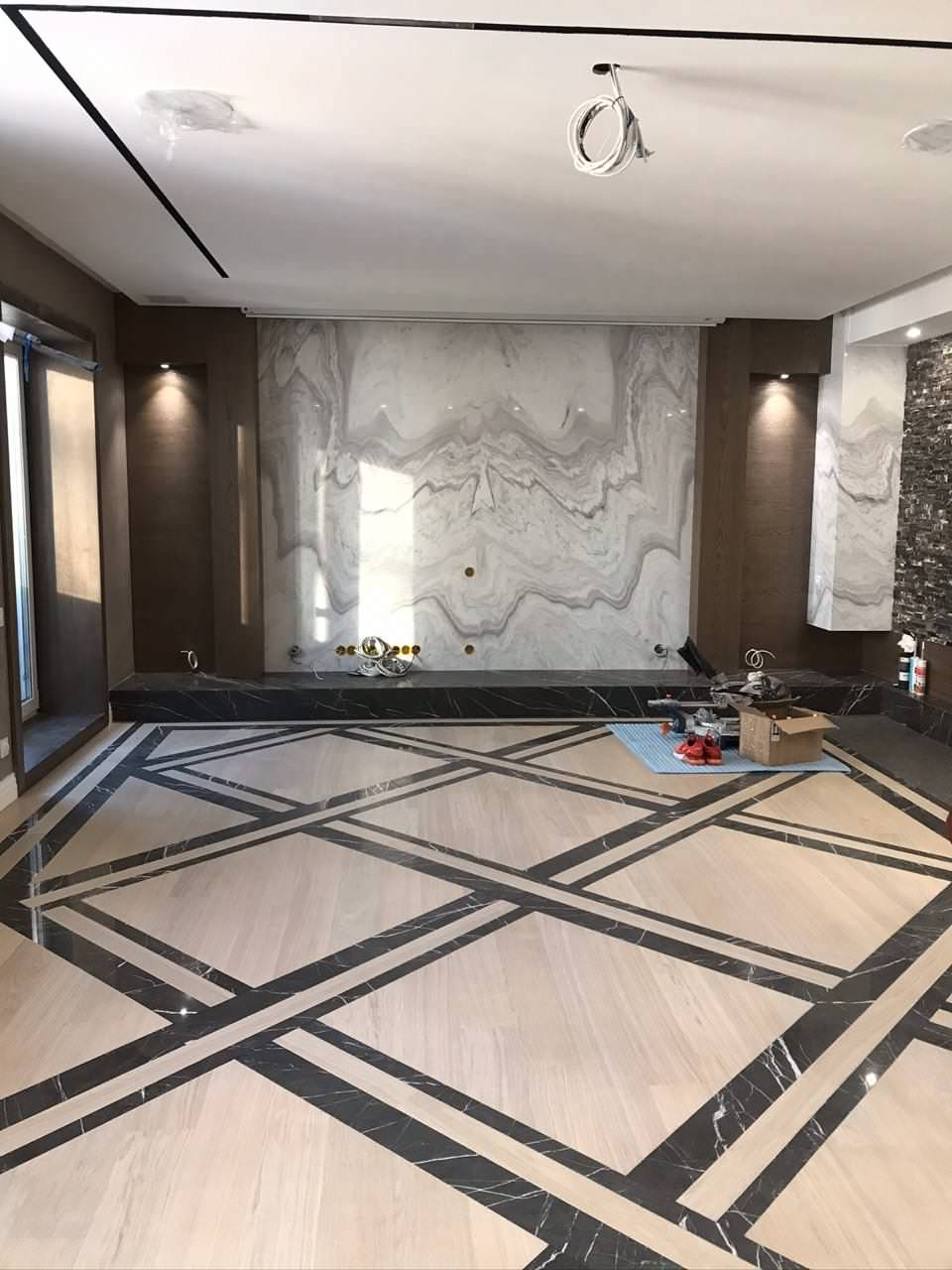 Модульный паркет со вставками из мрамора