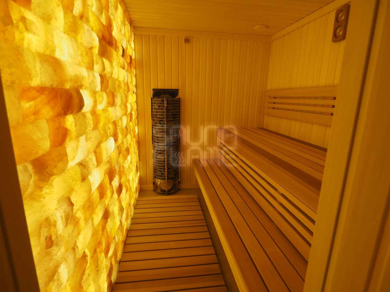 Сауна с соляной стеной