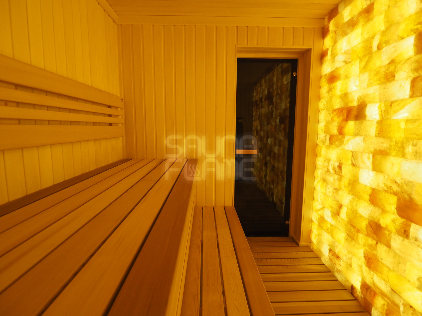 Сауна с соляной стеной