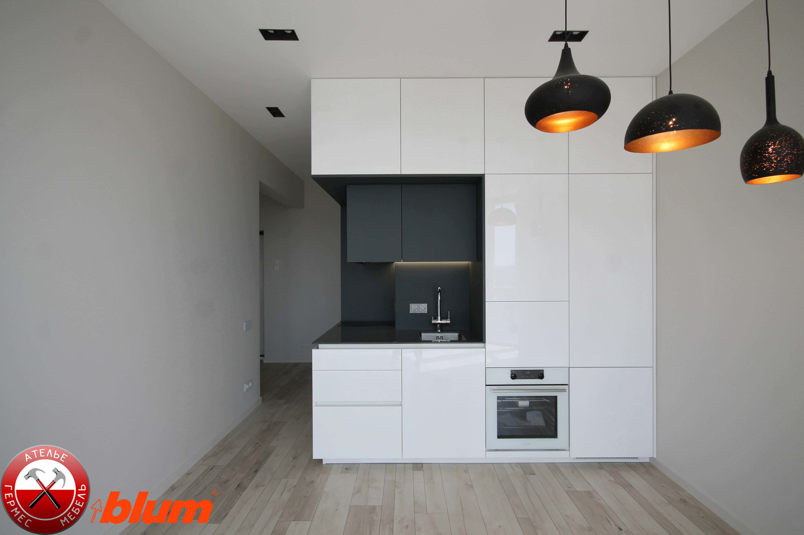 Кухня Fenix + Белый Глянец