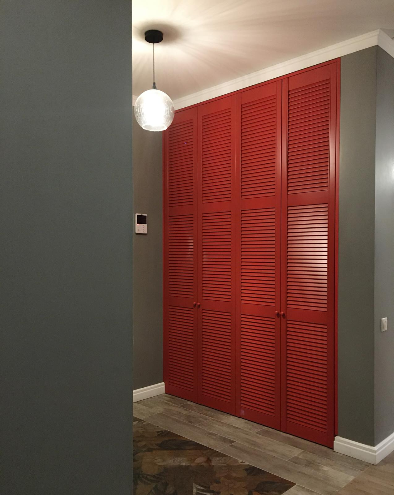Красные жалюзийные двери в гардеробную для Анны