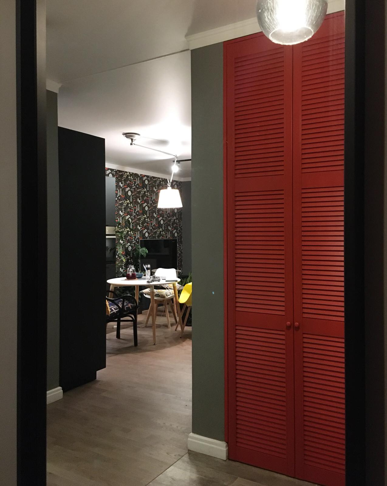 Красные жалюзийные двери в гардеробную для Анны