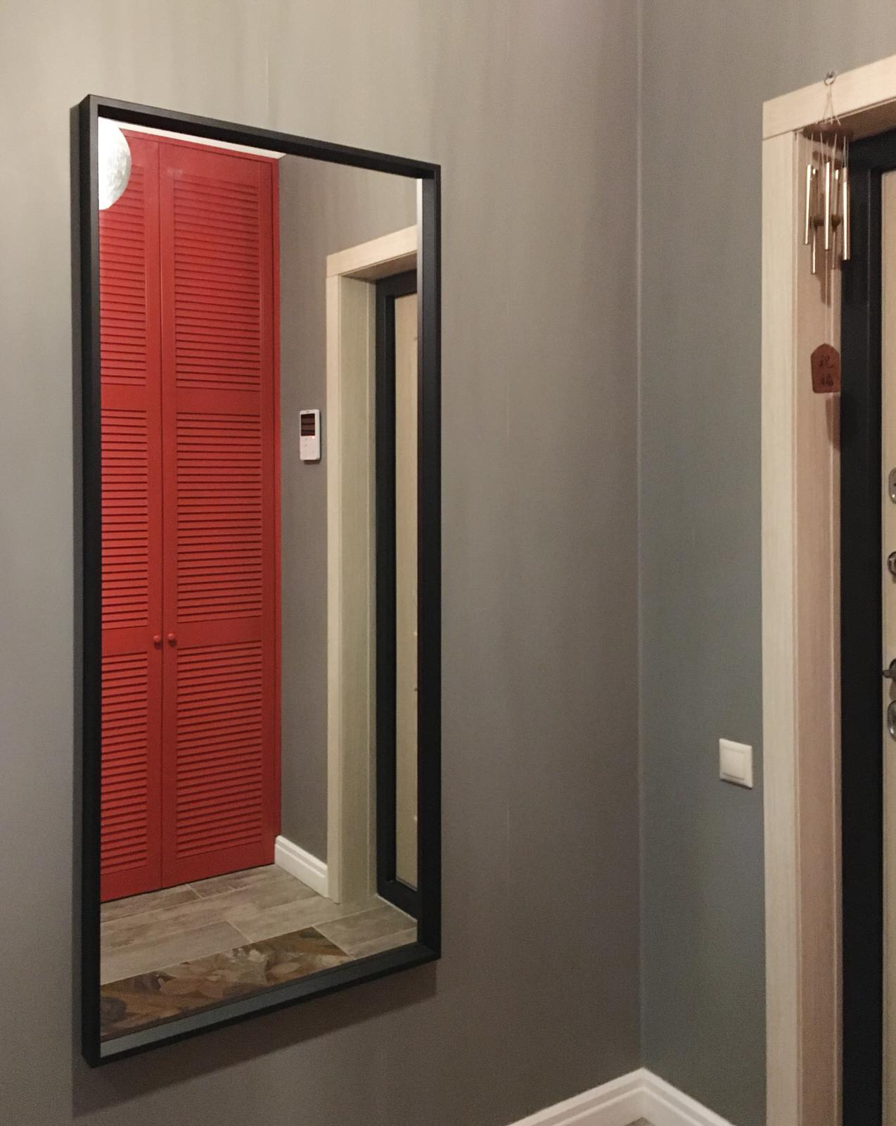 Красные жалюзийные двери в гардеробную для Анны