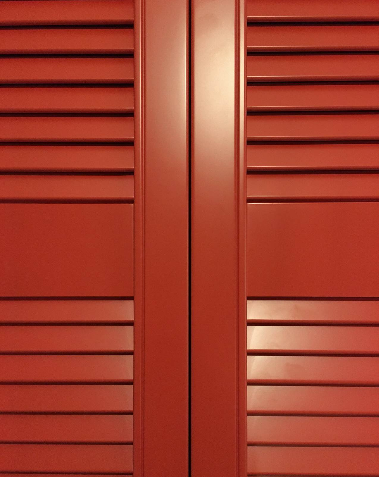 Красные жалюзийные двери в гардеробную для Анны