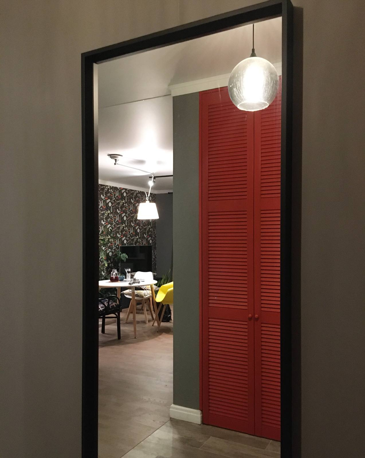 Красные жалюзийные двери в гардеробную для Анны