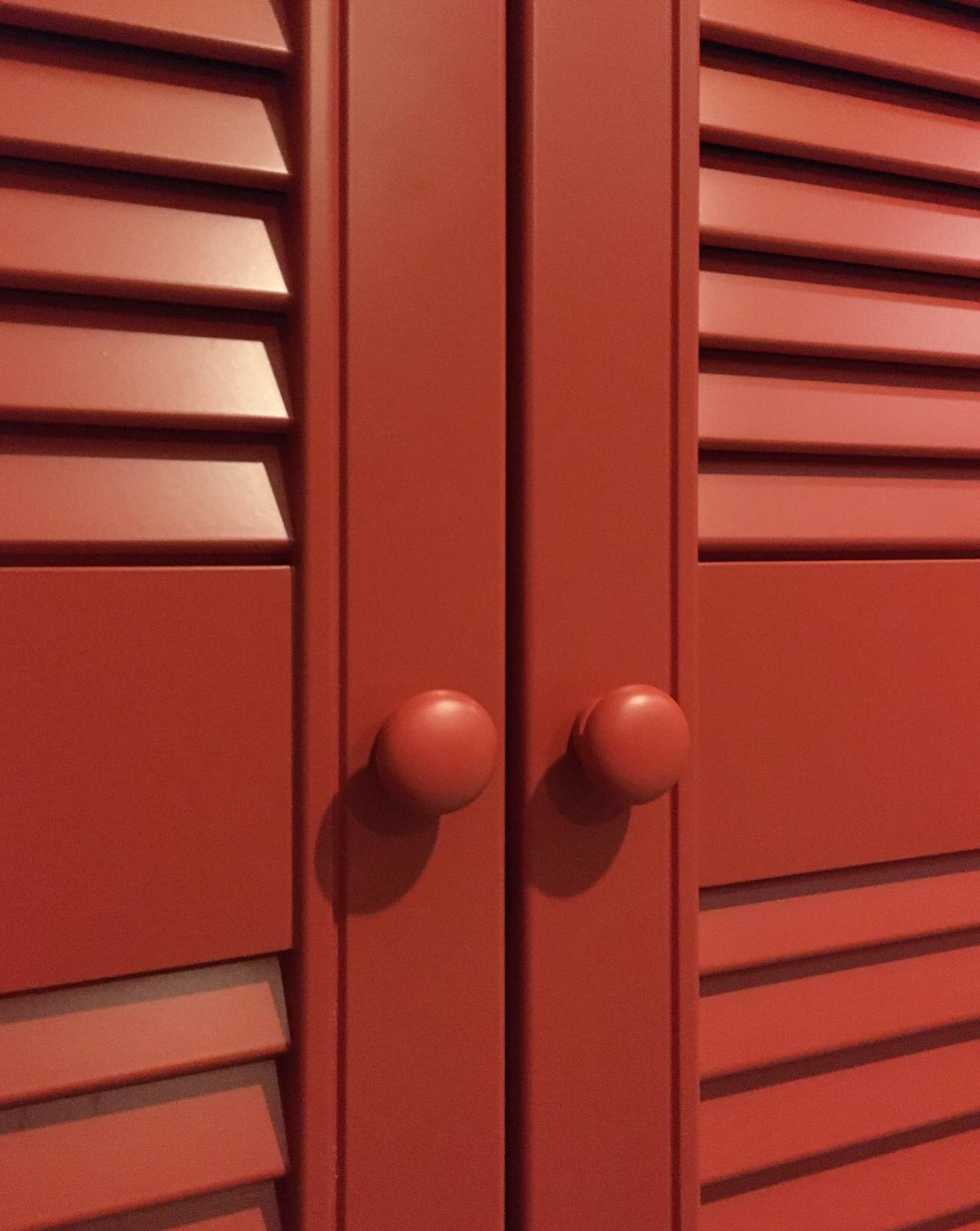 Красные жалюзийные двери в гардеробную для Анны