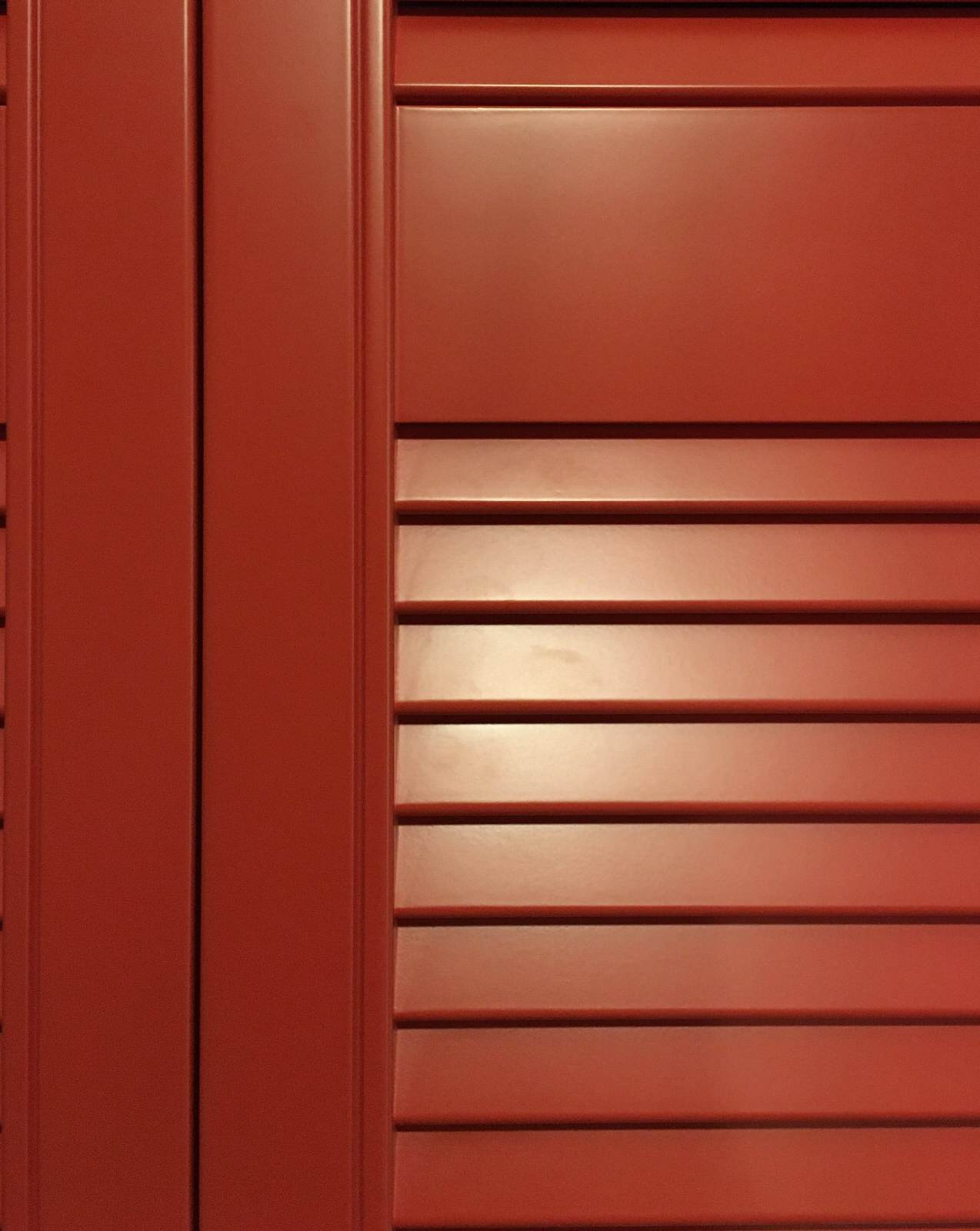 Красные жалюзийные двери в гардеробную для Анны