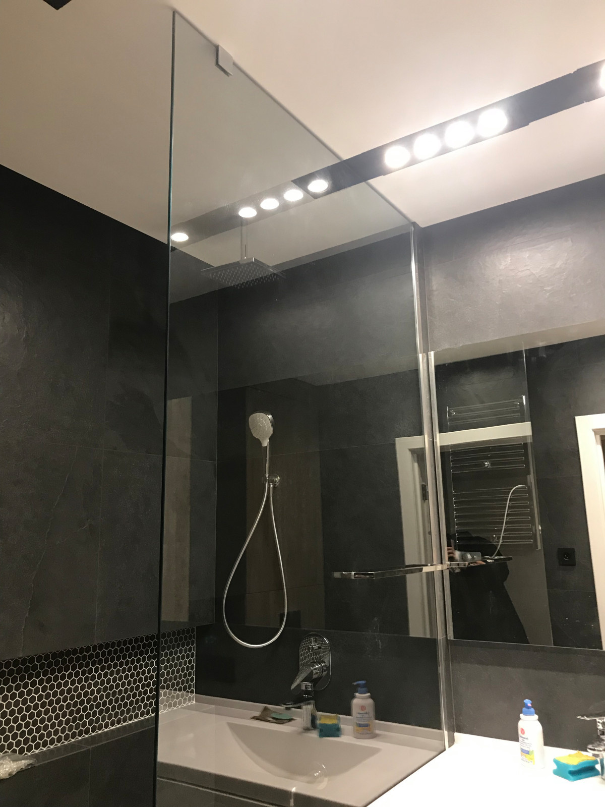 Стационарная перегородка из закаленного стекла для душевой