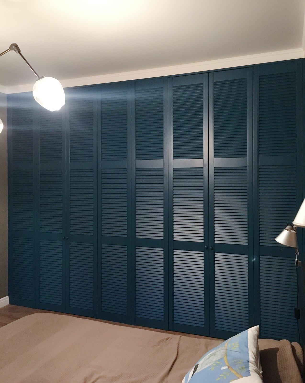 Синие двери для гардеробной и санузла