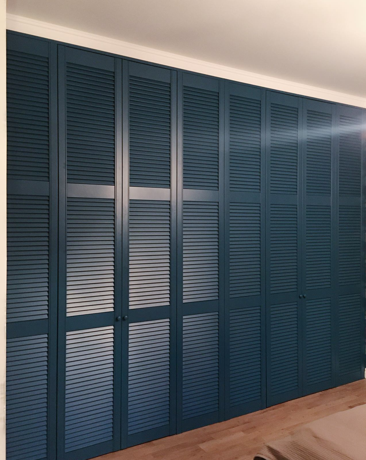 Синие двери для гардеробной и санузла