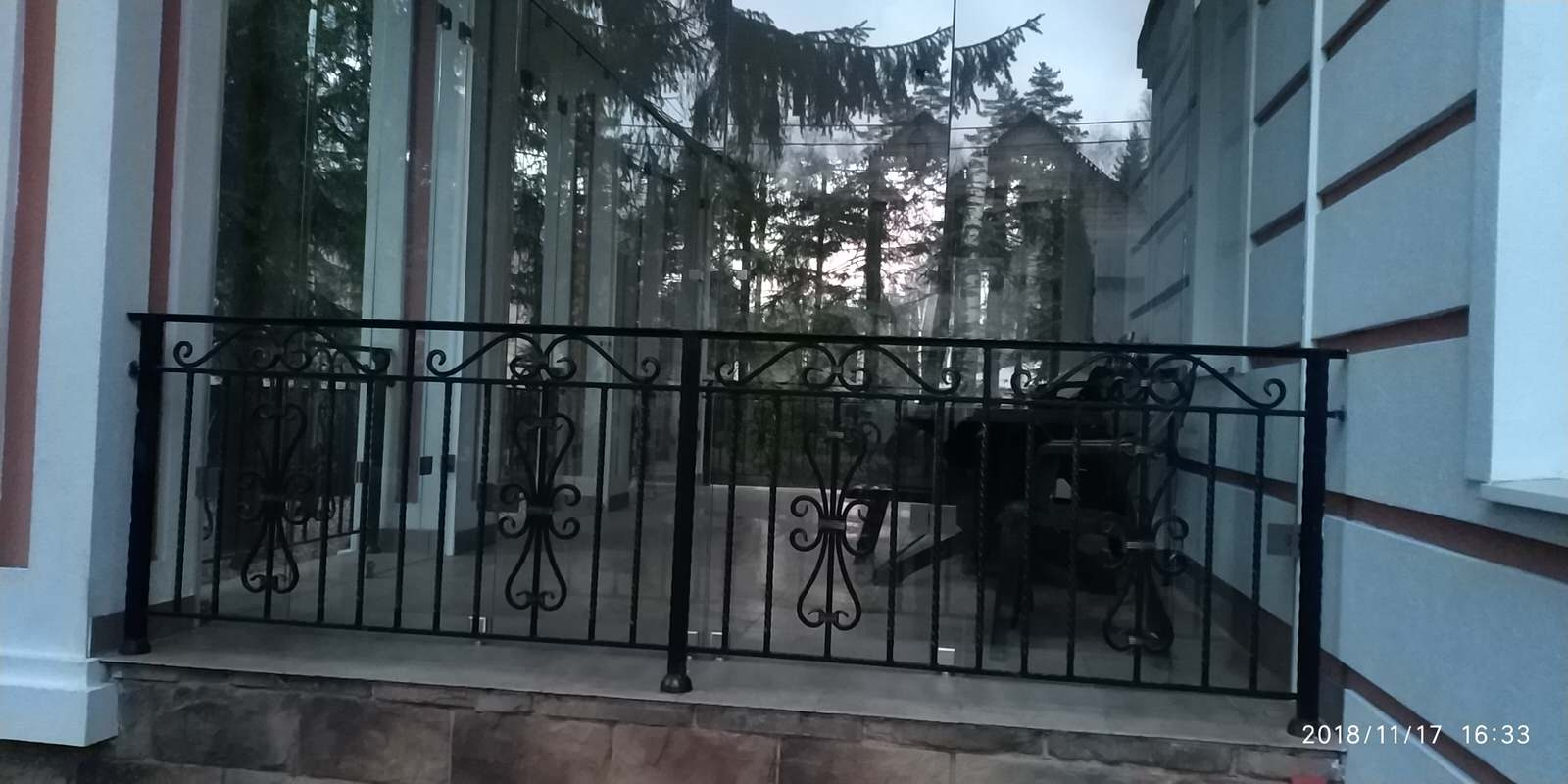 Сдвижная перегородка из закалённого стекла.