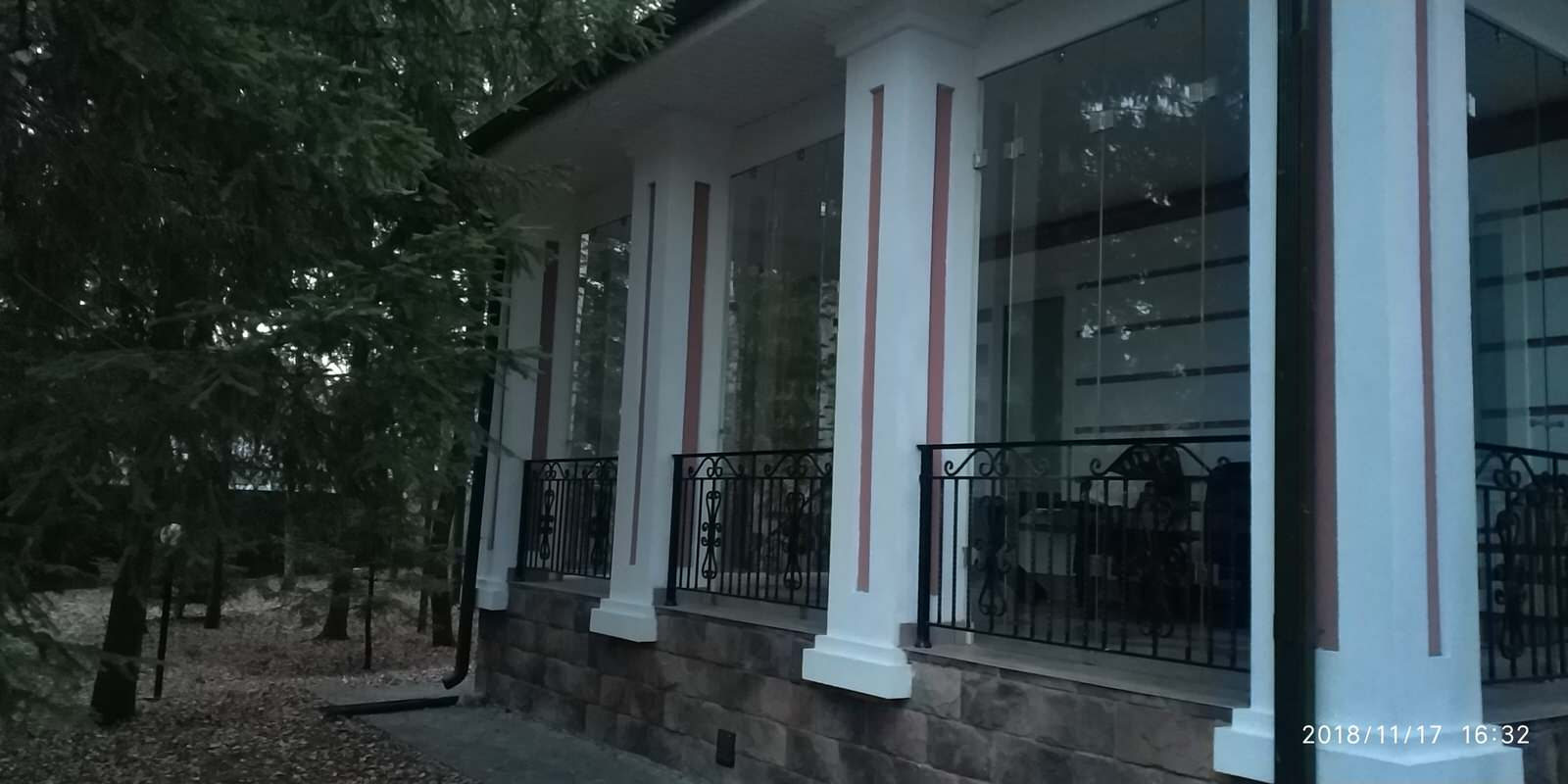 Сдвижная перегородка из закалённого стекла.