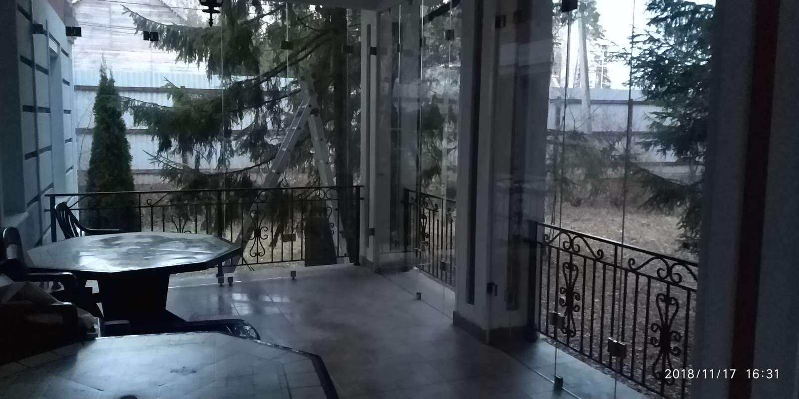 Сдвижная перегородка из закалённого стекла.