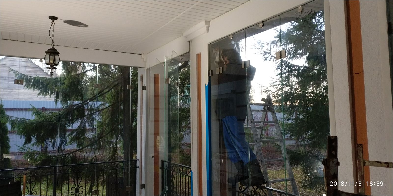 Сдвижная перегородка из закалённого стекла.