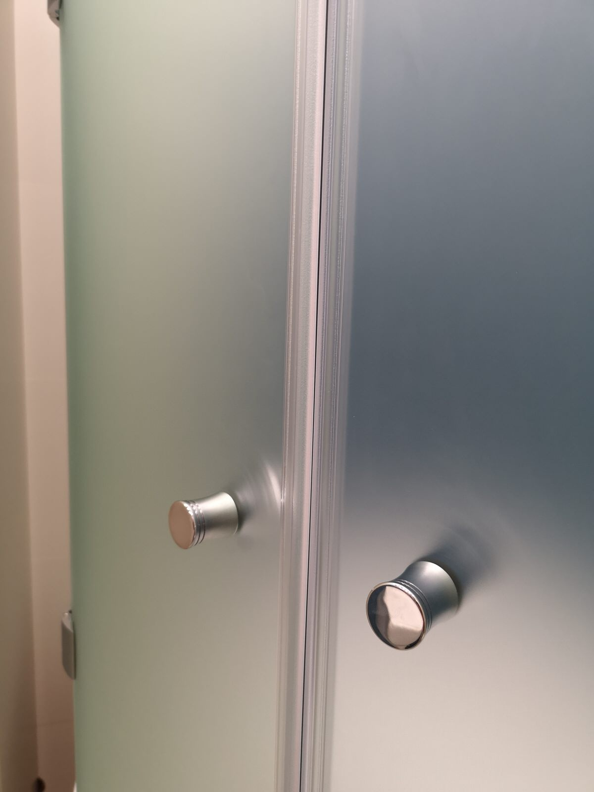 Стеклянная перегородка на ванной