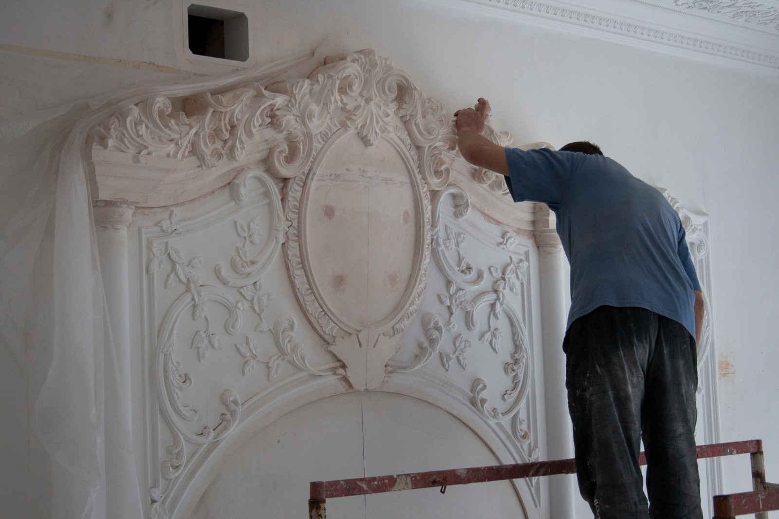 Гипсовая лепнина в загородном доме