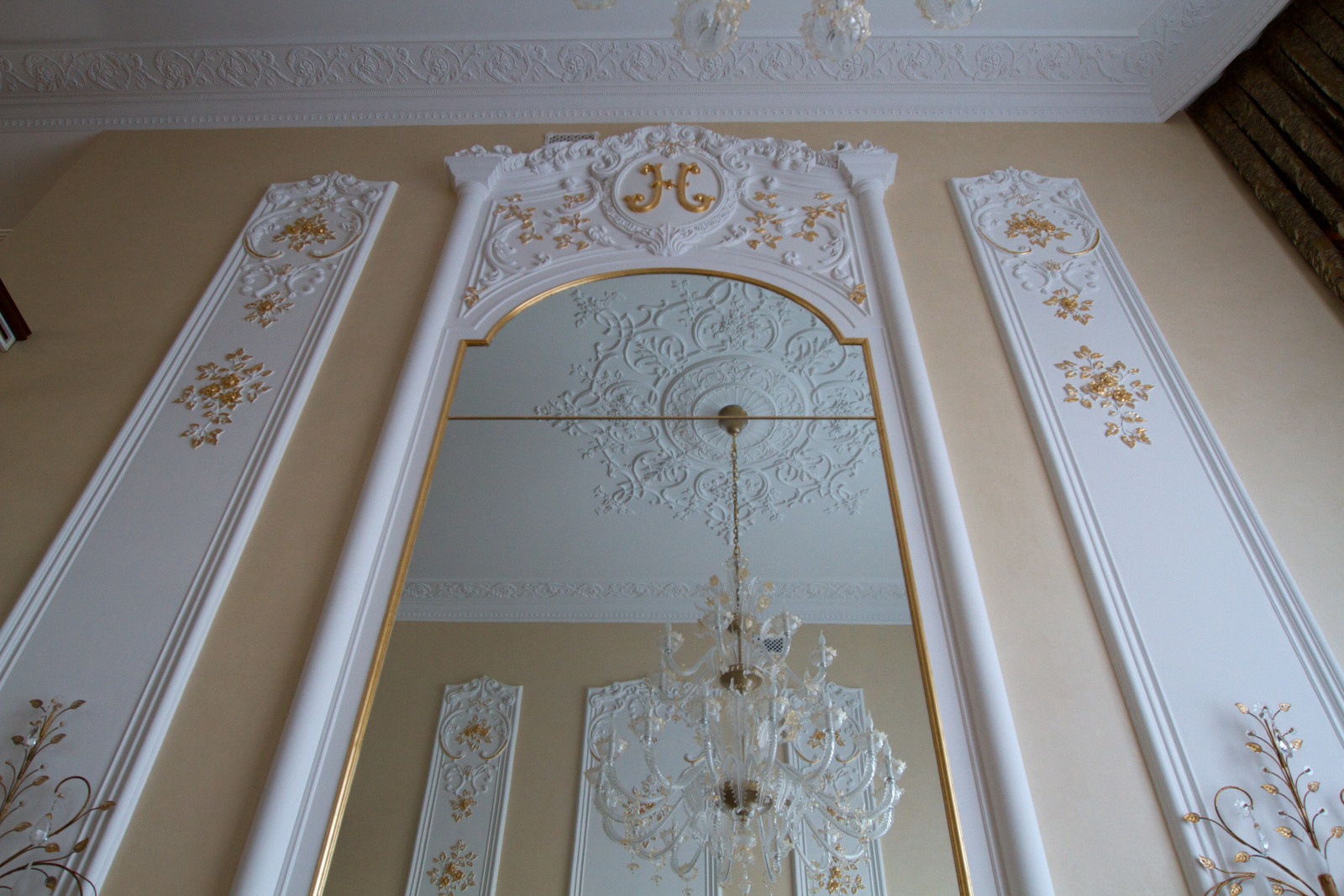 Гипсовая лепнина в загородном доме