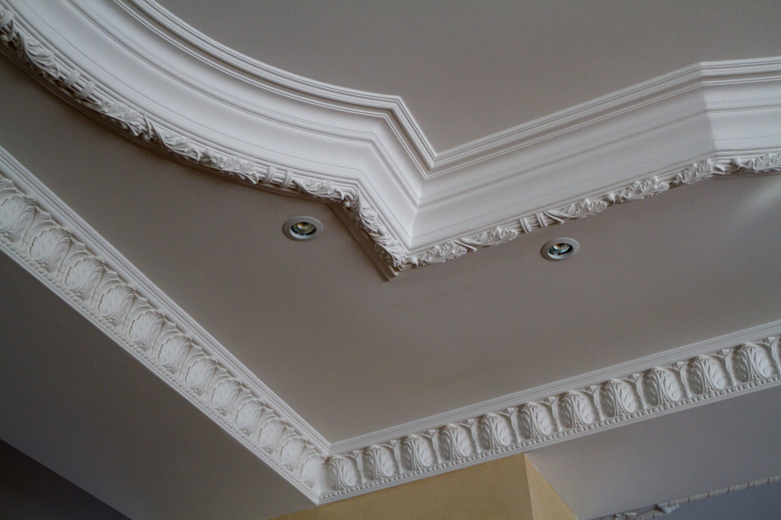 Гипсовая лепнина в загородном доме