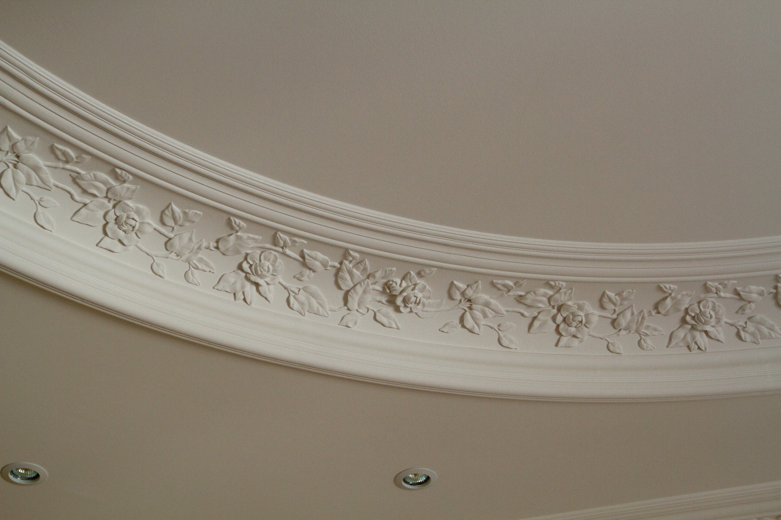 Гипсовая лепнина в загородном доме