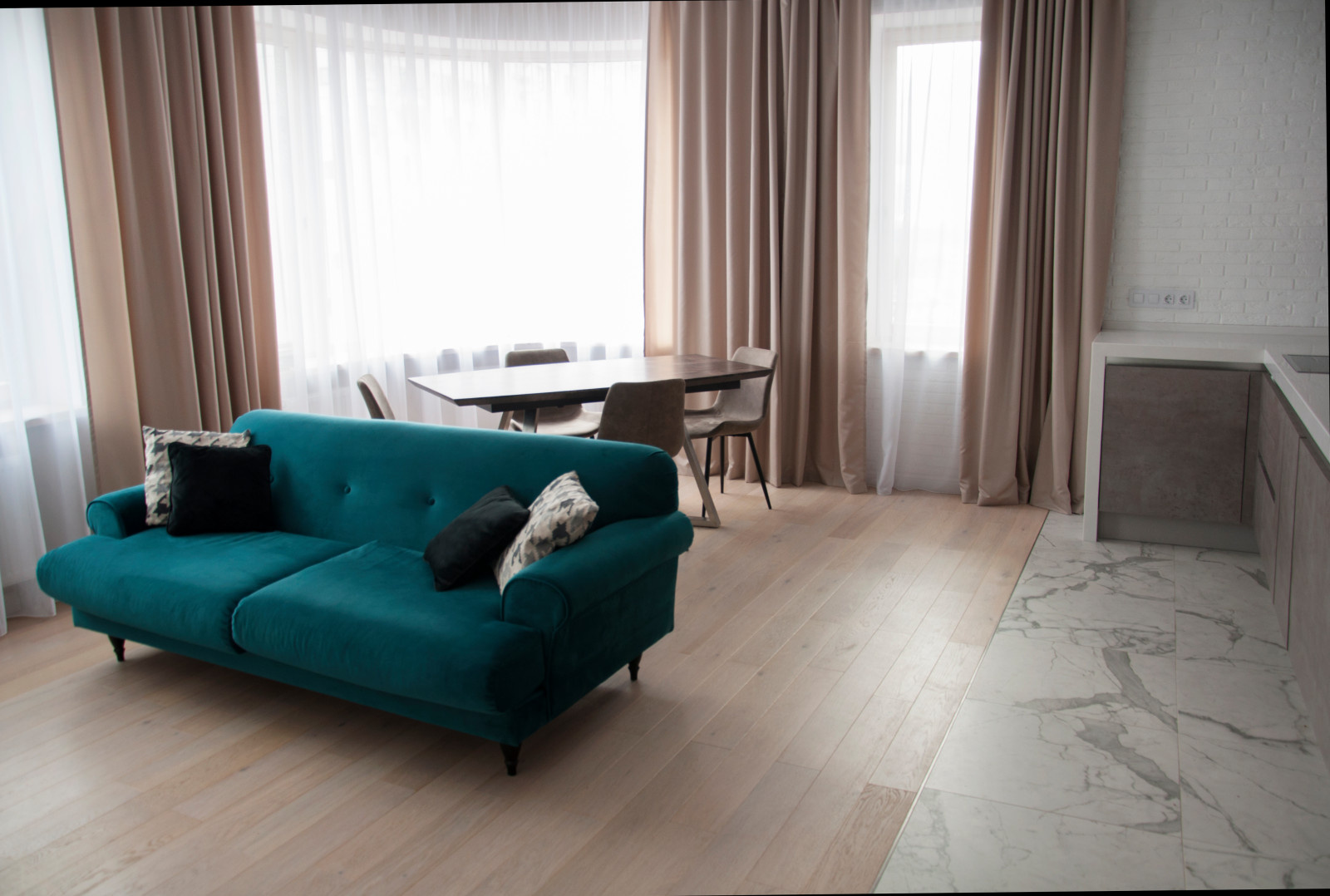 Зоны гостиной и столовой.