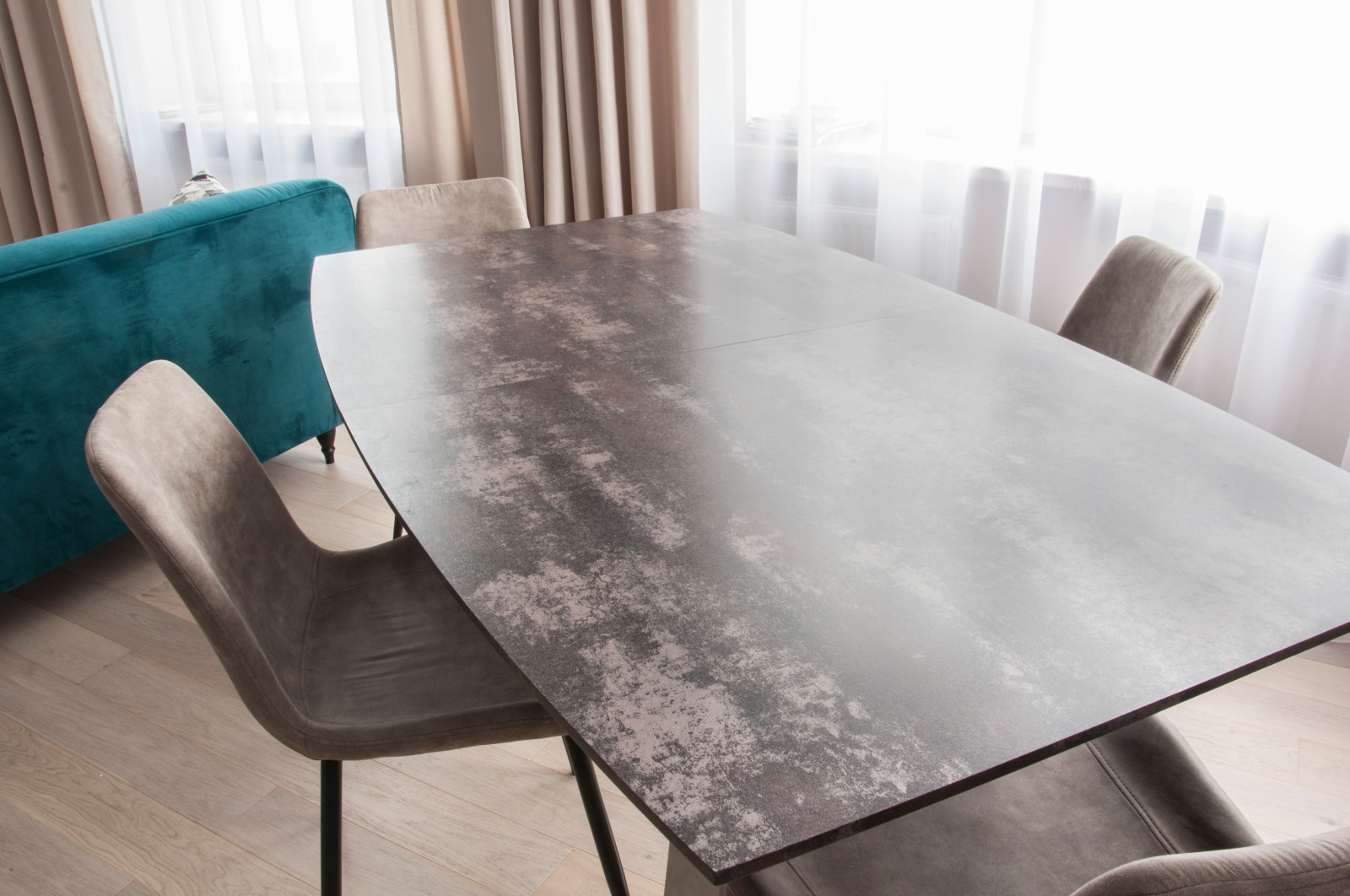 Обеденный стол.