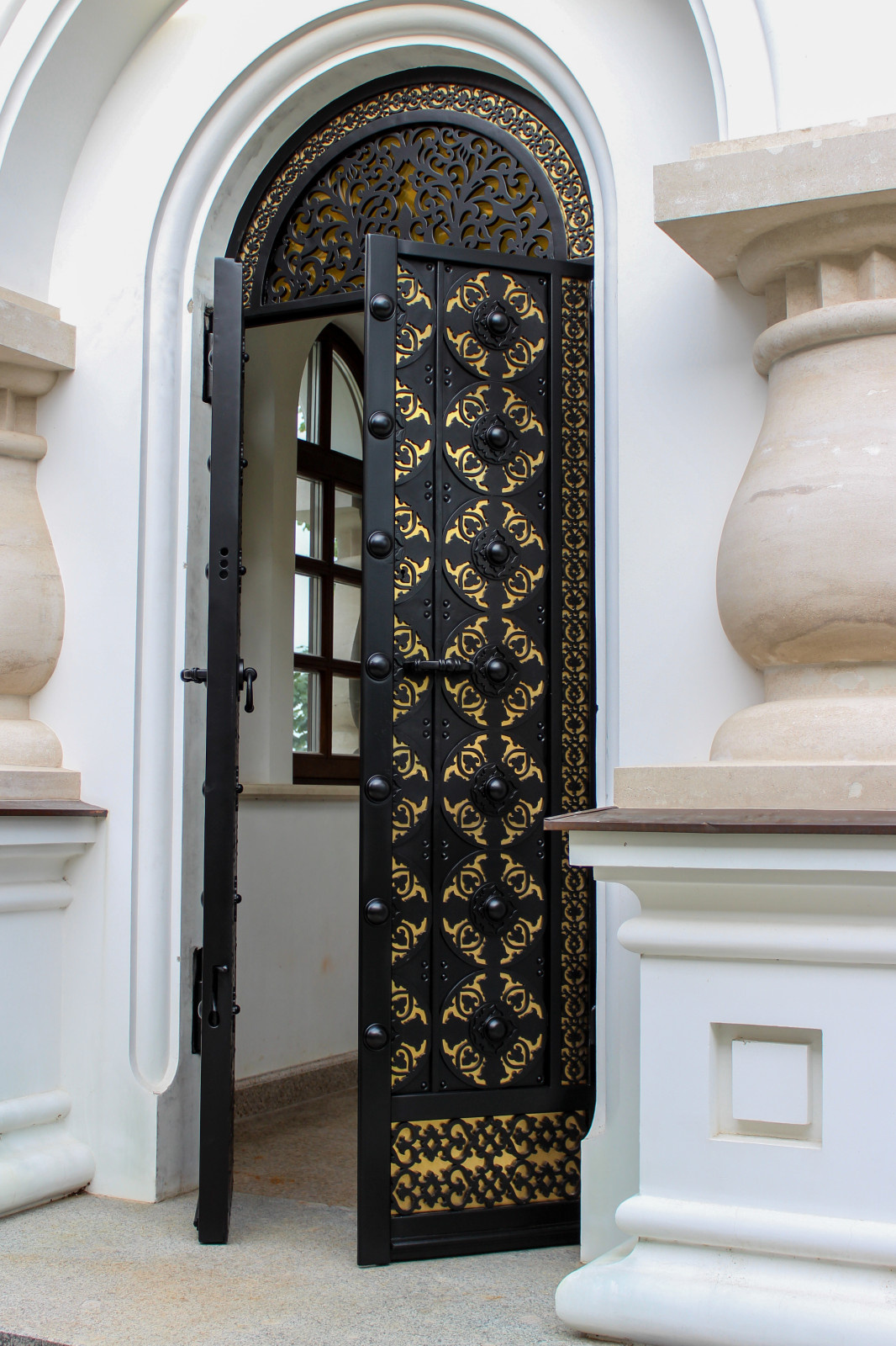 Дверь в часовню