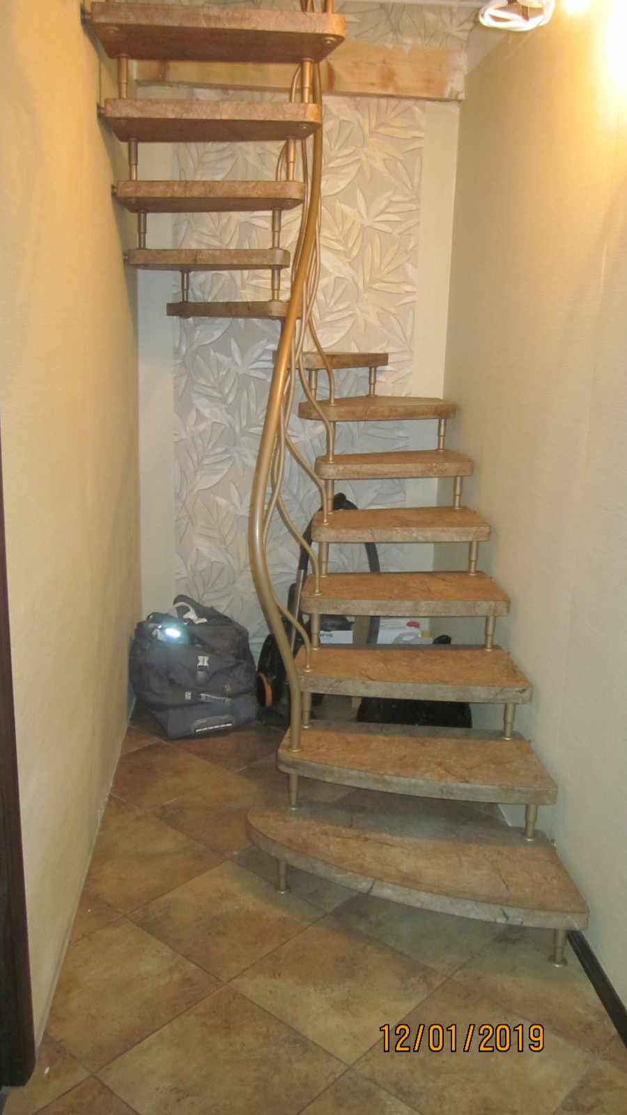 лестница больцевая покрытие мрамор .