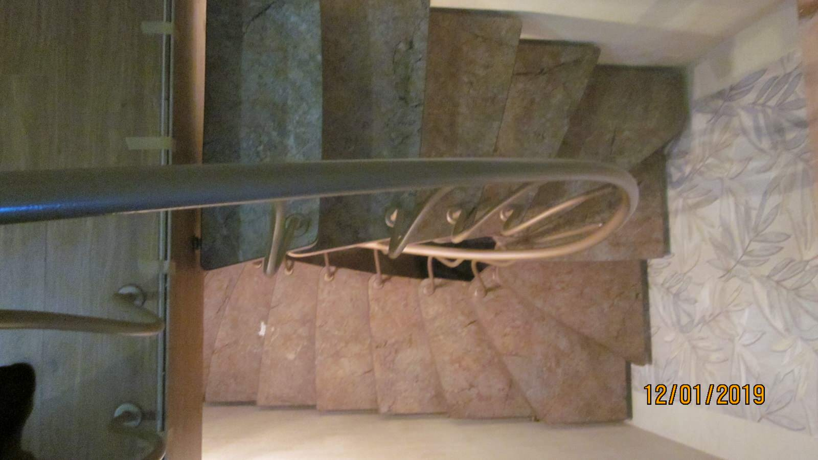 лестница больцевая покрытие мрамор .