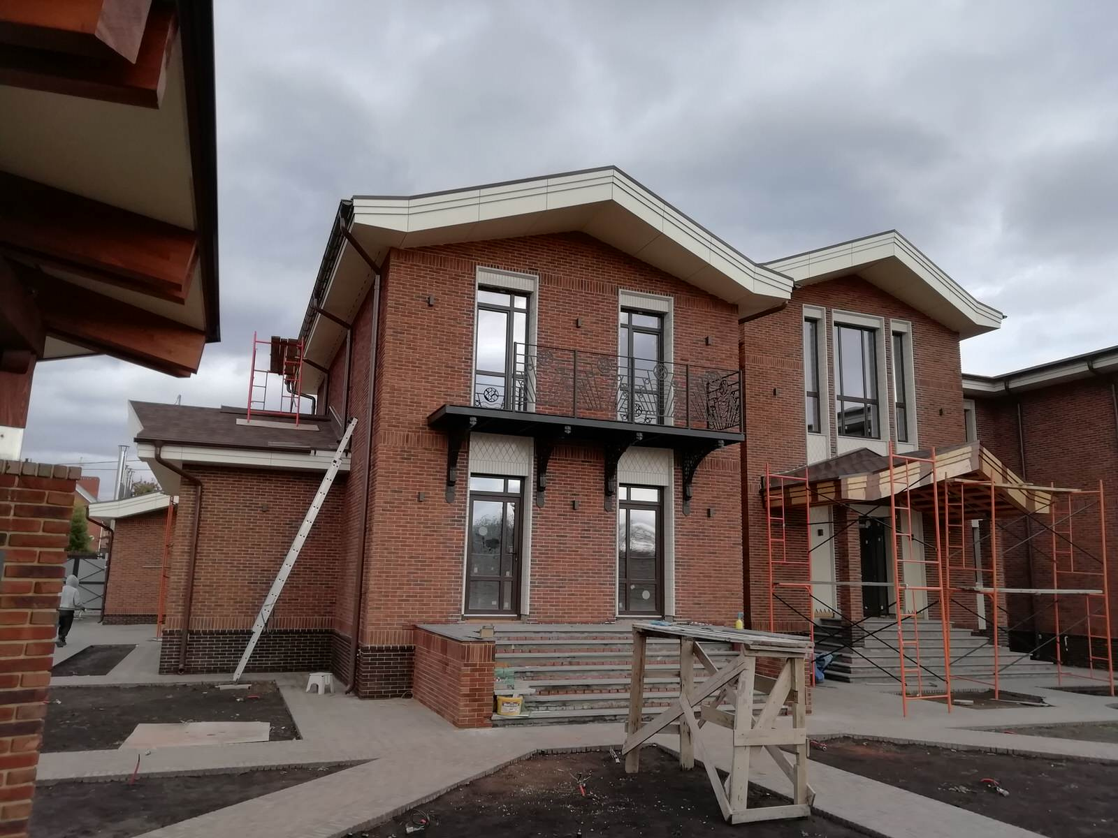 балкон на кронштейнах с ограждением