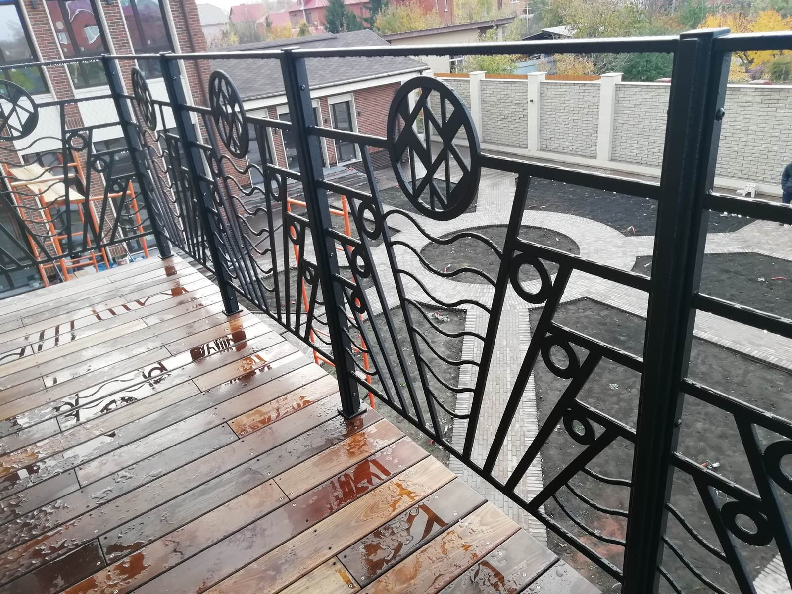 балкон на кронштейнах с ограждением
