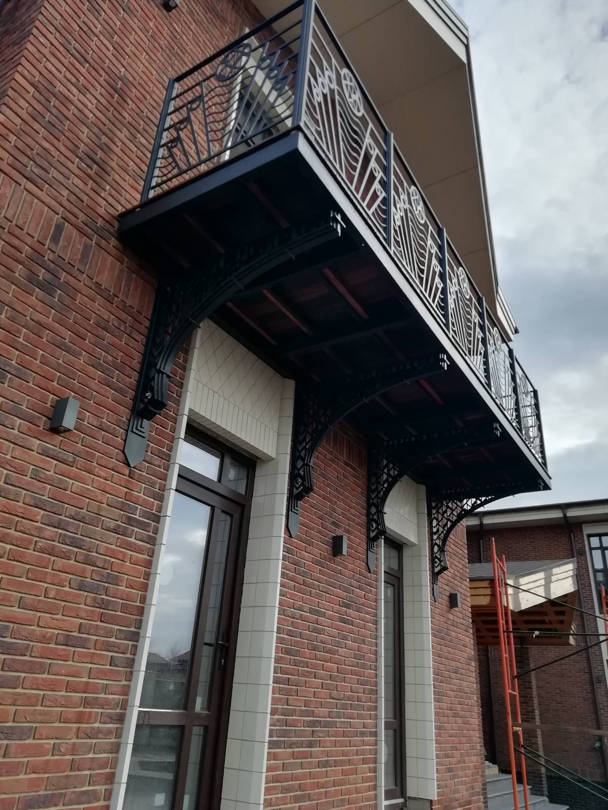 балкон на кронштейнах с ограждением