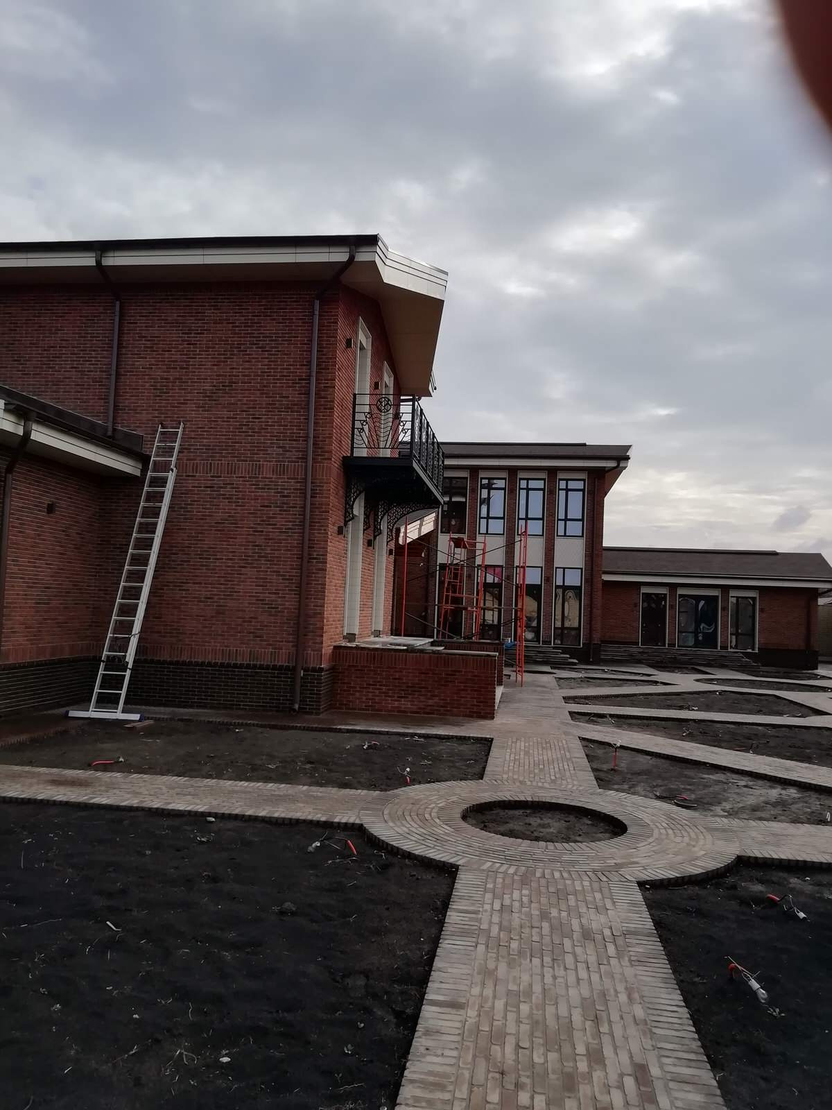 балкон на кронштейнах с ограждением