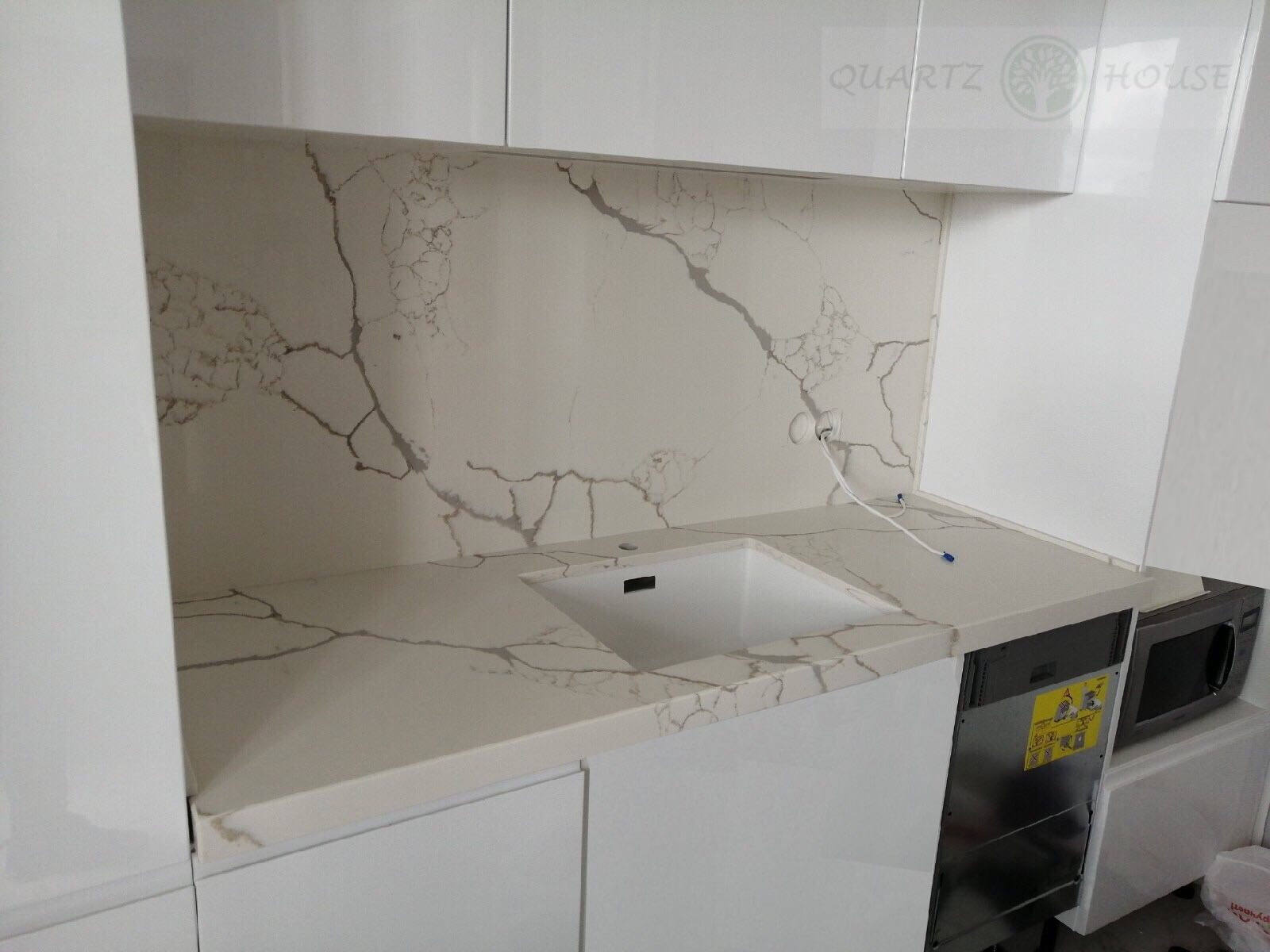 Столешница из кварцевого агломерата цвет Calacatta