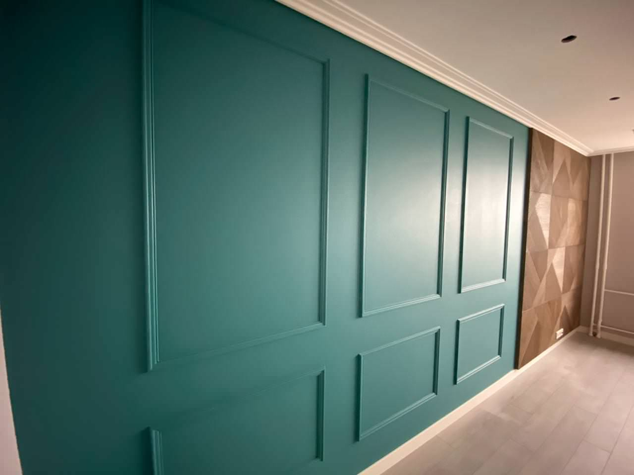 Отделка стен в гостиной.