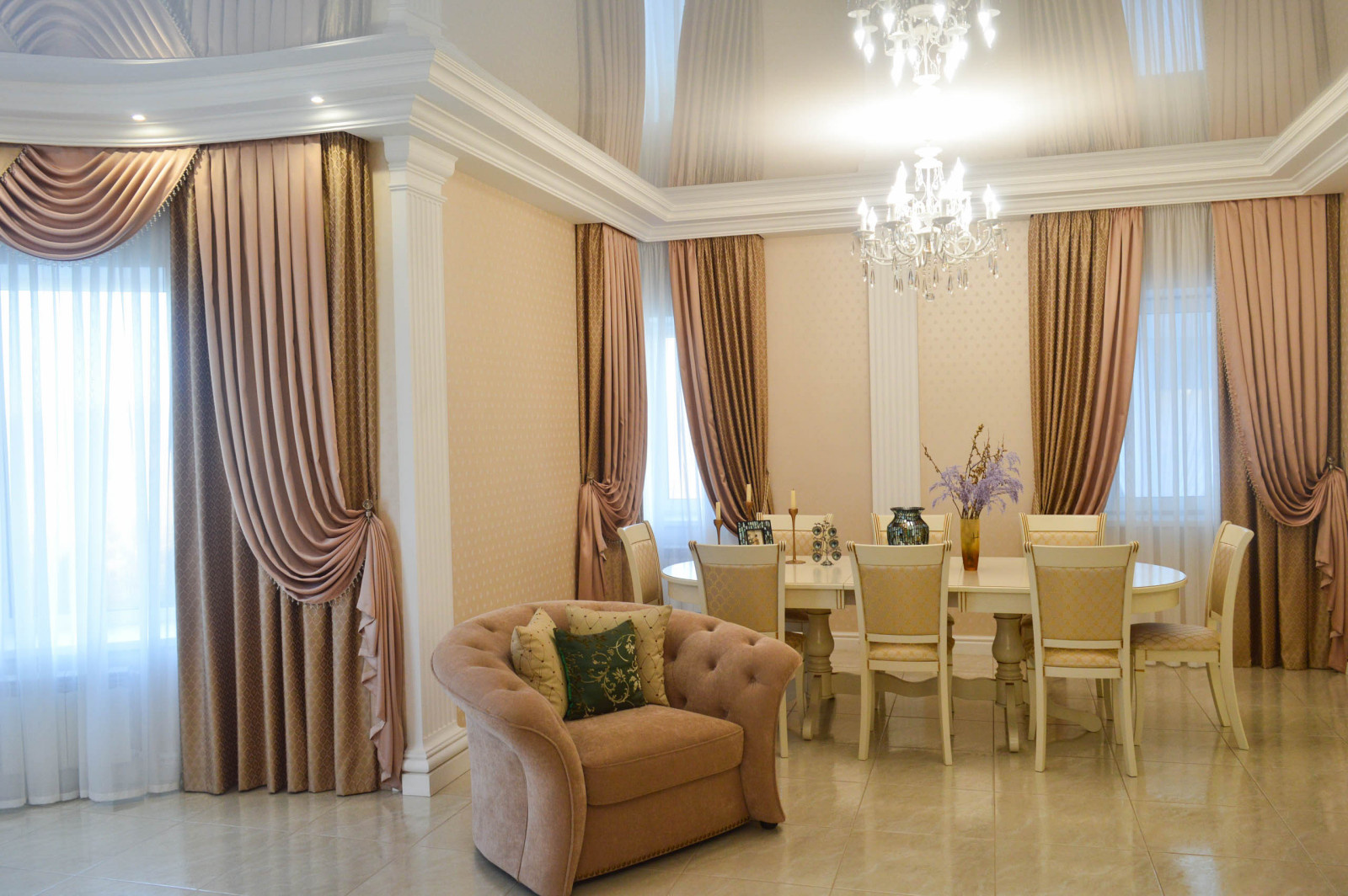 Текстильное оформление гостиной в классическом стиле