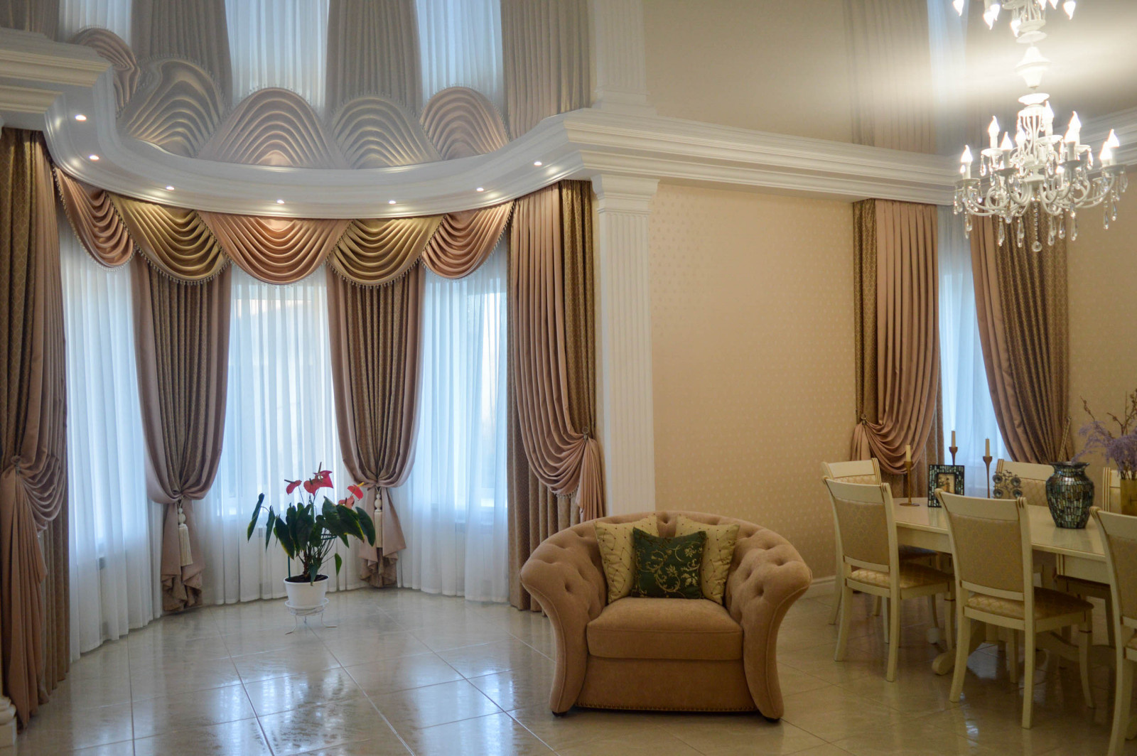 Текстильное оформление гостиной в классическом стиле