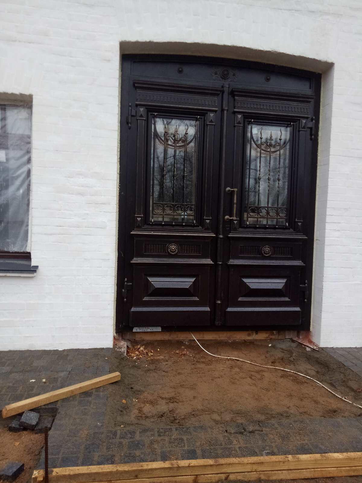 Входные двери для классического дома / усадьбы