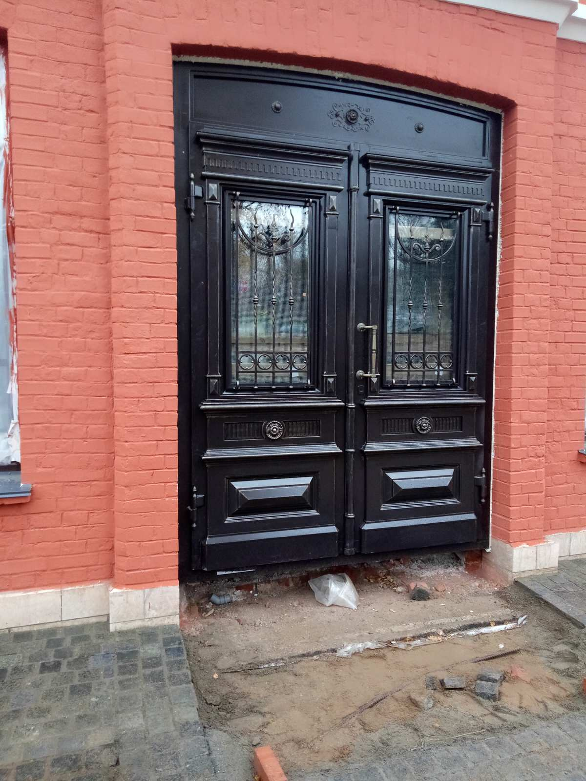 Входные двери для классического дома / усадьбы