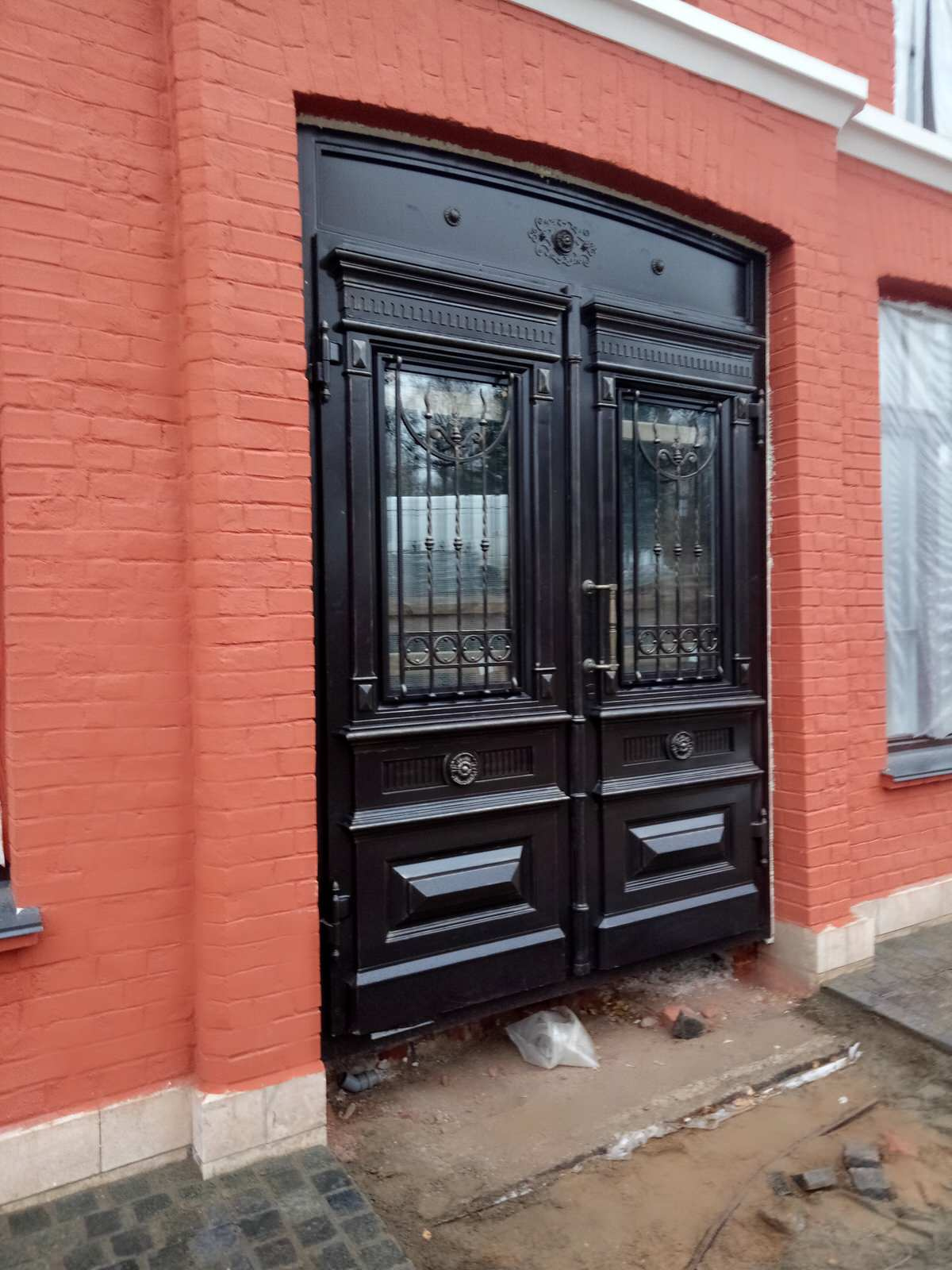 Входные двери для классического дома / усадьбы