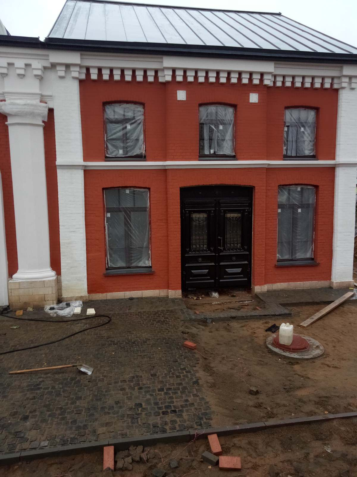 Входные двери для классического дома / усадьбы