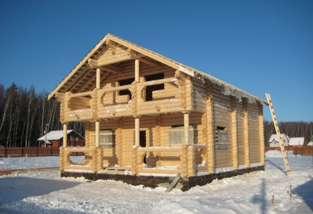 Сруб дома под рубанок из зимнего леса