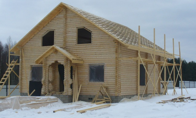 Сруб дома под рубанок из зимнего леса