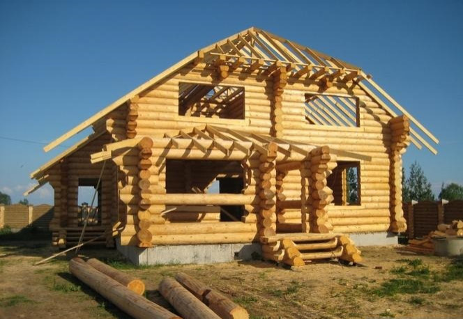 Сруб дома под рубанок из зимнего леса