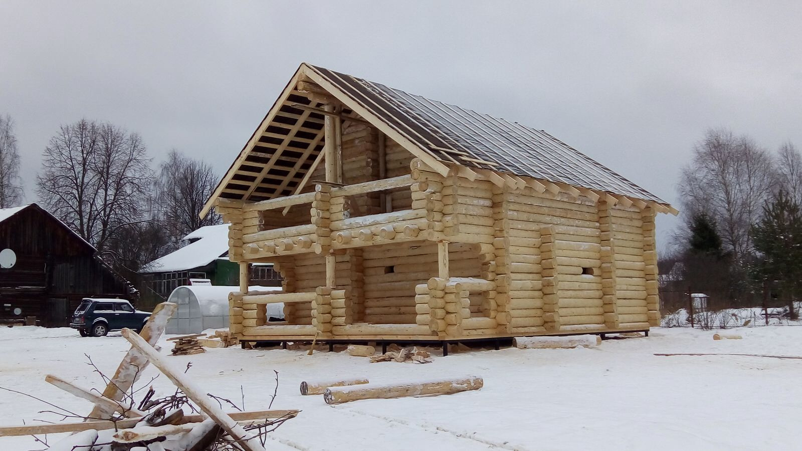Сруб дома под рубанок из зимнего леса