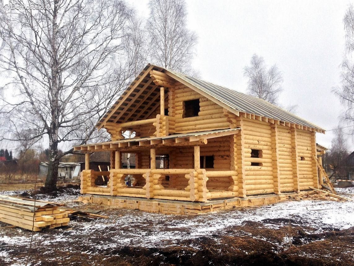 Сруб дома под рубанок из зимнего леса