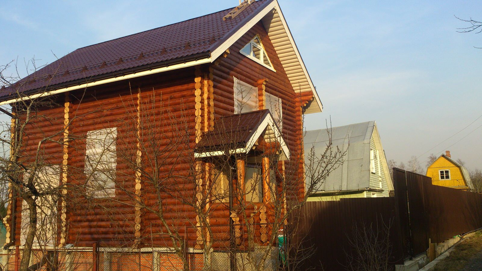 Сруб дома под рубанок из зимнего леса