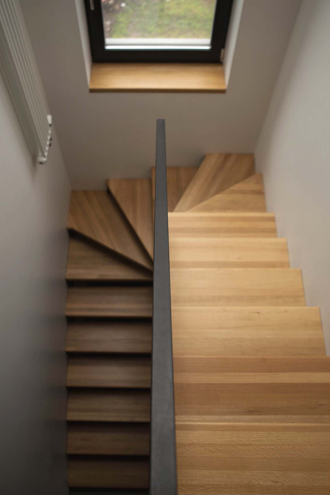 Вид на лестницу со второго этажа