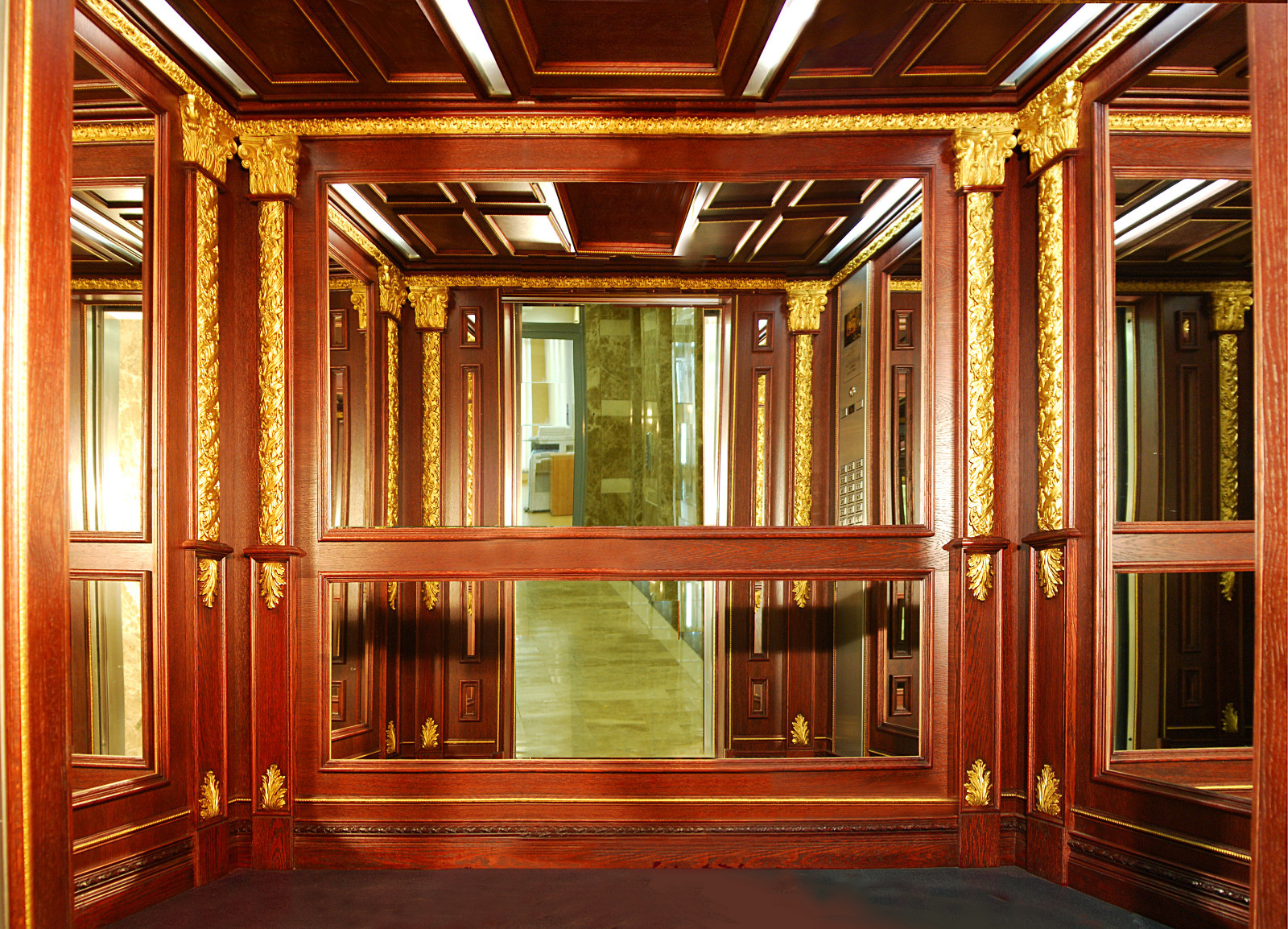 Отделка лифта в "Газойл плаза"